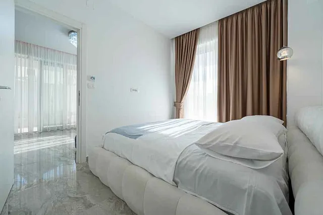 Luxuriöse Erdgeschosswohnung mit großzügiger Terrasse in Rafailovici — photo 6